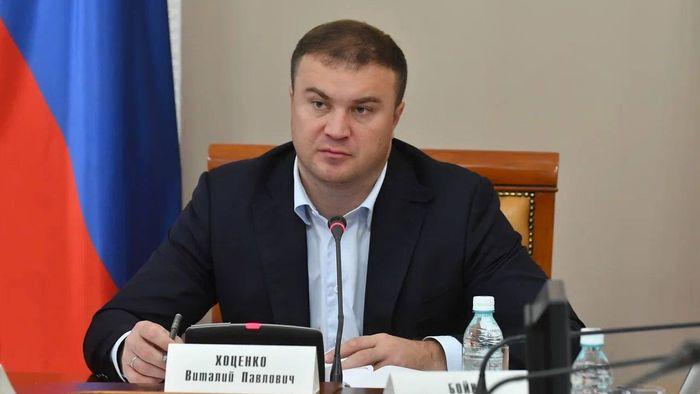 Хоценко призвал недовольных жителей Прибалтики переезжать в Омск Жителям стран Балтии которые не согласны с запретом русского языка и другими притеснениями предложили переехать в Омскую область Об этом написал губернатор региона Виталий Хоценко в своем телеграм канале Обращаюсь ко всем жителям Прибалтики независимо от национальности если вы устали от бесчеловечных приемов своих политиков угождающих Западу если любите Россию и разделяете наши традиционные ценности добро пожаловать в Омск заявил глава региона Хоценко также подчеркнул что сделал свое заявление на фоне сообщений о намерении Латвии запретить использование русского языка в государственных учреждениях а также о планах Литвы закрыть границу с Белоруссией и ограничить транзит в Калининград
