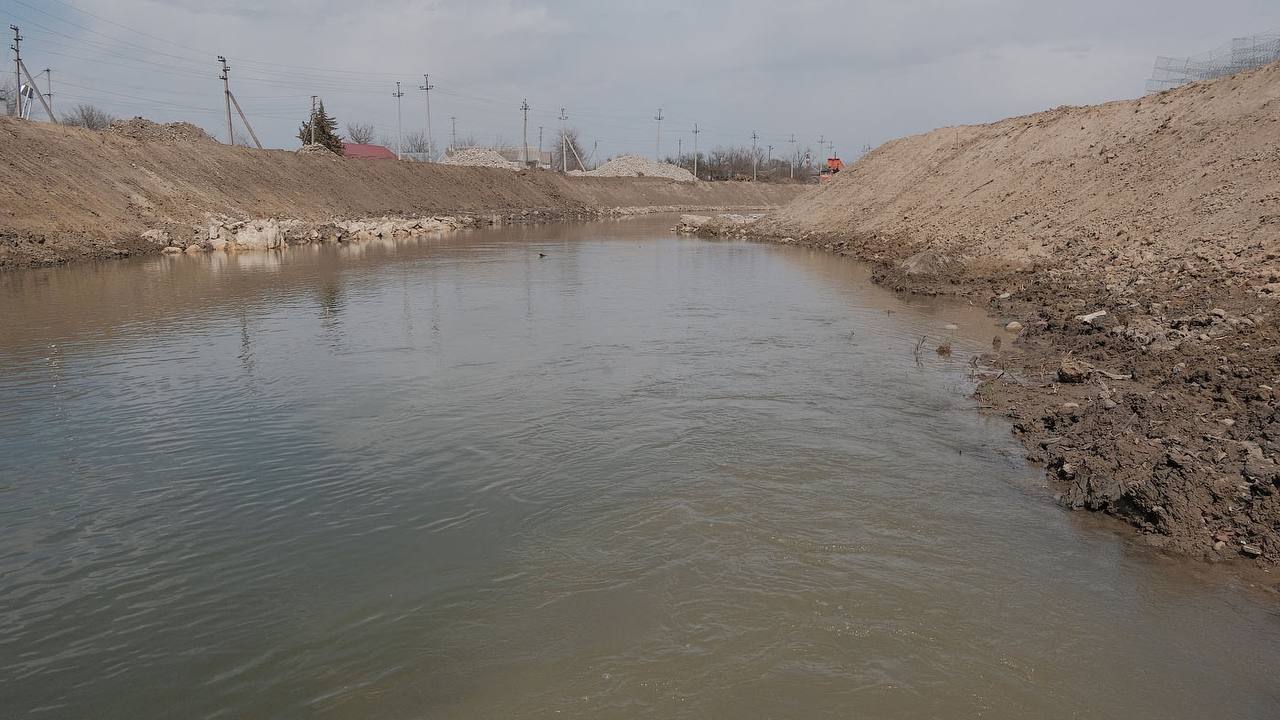 На Ставрополье обеспечат постоянный мониторинг уровня воды в реках  Губернатор Ставрополья Владимир Владимиров поставил перед краевым минприроды задачу проконтролировать выполнение всех противопаводковых мероприятий. Также ведомству необходимо постоянно быть на связи с соседними регионами для понимания ситуации с таянием снегов в горах Кавказа.  Постоянный мониторинг уровня воды в реках обеспечивается с помощью 38 гидропостов. Еще три таких объекта введут в эксплуатацию в этом году.