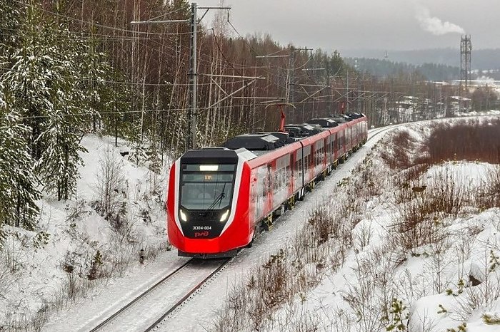 Из за сильных морозов Финисты в Свердловской области заменили обычными электричками В среду 14 января когда в Свердловской области температура опустилась местами до 40 пассажиры утреннего рейса из Нижнего Тагила в Екатеринбург вместо Финиста увидели на перроне стандартную электричку с пластиковыми сиденьями Аналогичный случай произошёл и вечером при отправлении из Екатеринбурга Пассажирам предложили пересесть на другой состав задержав посадку В итоге пассажиры мёрзли на улице около получаса рассказала уралочка изданию TagilCity ru Несмотря на замену состава утренний рейс приехал в Екатеринбург без опоздания Пассажирам предложили компенсацию разницы в стоимости билетов 168 рублей А вто при задержке вечернего рейса более чем на час компенсацию предоставлять отказались Перевозчик причины замен пока не прокомментировал uralweb ru