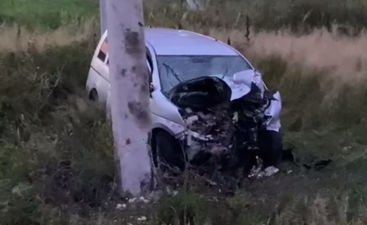 Трагедия произошла 25 августа на седьмом километре тюменской объездной Toyota влетела в металлическое ограждение затем съехала в кювет и опрокинулась 60 летний водитель был нетрезв показания алкотестера 0 45 мг алкоголя на литр выдыхаемого воздуха Мужчина доставлен в больницу уточнили в Госавтоинспекции по Тюменской области Пассажирка Toyota погибла ее личность устанавливается Обстоятельства ДТП выясняются