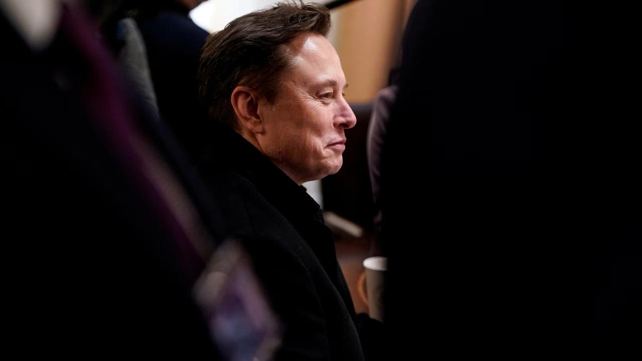 Маск передумал создавать America Party и решил поддержать Джей Ди Вэнса Миллиардер решил вернуться к бизнесу и не рисковать отношениями с республиканцами пишет WSJ Маск потратил почти 300 млн на победу Дональда Трампа в 2024 году но позже поссорился с ним и заявил что Трамп есть в файлах Эпштейна Теперь Илон готов направить деньги на кампанию Вэнса которого считают фаворитом выборов 2028 года Среди спонсоров уже Питер Тиль Дэвид Сакс и Палмер Лакки В июне Вэнс тайно встречался в Монтане с Рупертом Мердоком и руководством Fox News где обсуждал продолжение курса Трампа Маск уже отменил все встречи по запуску новой партии В июле президент угрожал лишить его госзаказов для SpaceX Neuralink и других компаний и даже намекал на использование против него агентства DOGE В июле Трамп изменил риторику и заявил что хочет чтобы компании Маска процветали ради Америки Подписывайтесь Телеграм ЧЕРЕДОВ Нью Йорк Youtube канал БЮРО
