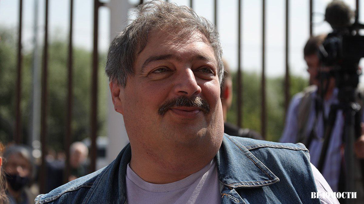 Писатель Дмитрий Быков объявлен в розыск МВД по уголовной статье. Об этом пишет ТАСС со ссылкой на базу ведомства. Быков - лауреат премий «Большая книга» и «Национальный бестселлер», один из авторов биографической серии «ЖЗЛ». В 2022 году эмигрировал из России. считается Минюстом РФ иноагентом Подпишитесь на «Ведомости»