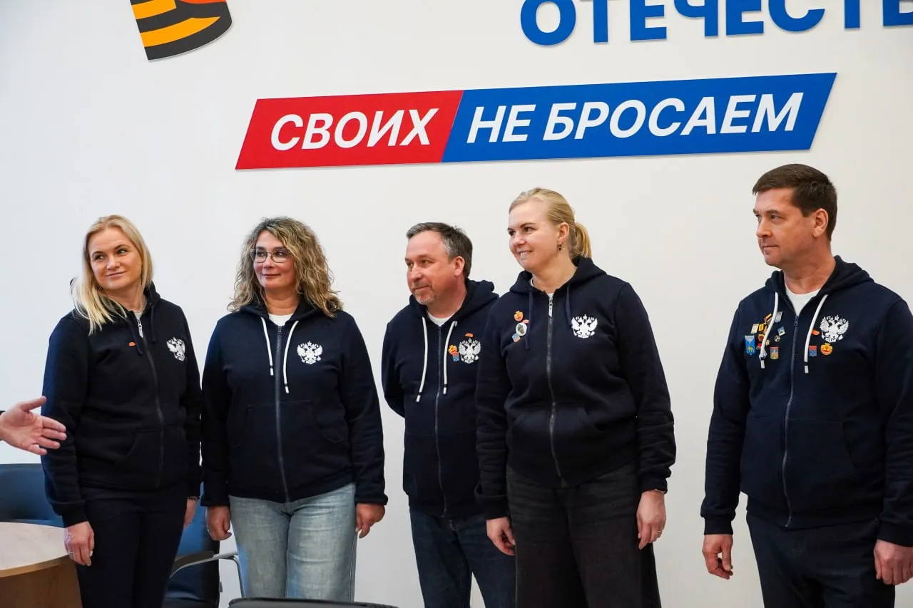 В Республике Марий Эл сенаторы оценили поддержку ветеранов СВО работу перинатального центра и модернизацию социальной инфраструктуры В рамках проекта Социальный маршрут Мобильный сенатор делегация Совета Федерации посетила социальные медицинские и спортивные учреждения Республики Марий Эл Сенаторы ознакомились с работой филиала фонда Защитники Отечества перинатального центра строящегося инфекционного корпуса детской больницы республиканского центра занятости а также ледового дворца Марий Эл   Филиал Государственного фонда поддержки участников специальной военной операции Защитники Отечества Филиал создан по поручению Президента России 3 апреля 2023 года начал работу в Республике Марий Эл 31 мая 2023 года 17 февраля 2026 года открыты отремонтированные помещения спортивный центр актовый зал творческое пространство Основная задача адресная помощь по принципу одного окна сопровождение ветеранов СВО и членов семей погибших Филиал оказывает психолого психотерапевтическую помощь содействует в получении медицинской помощи высокофункциональных протезов санаторно курортного лечения бесплатной юридической помощи На базе филиала сформирована сборная Сильные духом а в 2025 году создана команда по следж хоккею Ратник из ветеранов СВО Филиал Фонда удобно расположен в центре города отремонтированное помещение два этажа спортивный центр актовый зал творческое пространство и самое главное адресная помощь и персональный подход Участники СВО и их близкие это подтверждают однако говорят что встречаются сложности с которыми на уровне региона не справиться поэтому нужна поддержка Совета Федерации за этим мы здесь сказал член Комитета СФ по социальной политике Сергей Горняков ГБУ РМЭ Перинатальный центр Республика Марий Эл была единственным регионом в ПФО не имеющим современного перинатального центра В 2020 году выделены средства из федерального бюджета на строительство высокотехнологичного корпуса в соответствии с Постановлением Совета Федерации О государственной поддержке социально экономического развития Республики Марий Эл Объект введён в эксплуатацию 18 марта 2022 года Доля родов в перинатальном центре в 2025 году составила 80 2 Отмечается снижение младенческой смертности на 34 7 Наш проект Социальный маршрут Мобильный сенатор позволяет нам увидеть плоды собственных трудов Совет Федерации выступал одним из инициаторов строительства Это замечательное медицинское учреждение третьего уровня в которое огромное количество матерей приезжают из Чувашии и соседних регионов Мы понимаем насколько важно для Республики иметь такое современное медицинское учреждение с высокотехнологичным оборудованием отметил председатель Комитета СФ по социальной политике Алексей Синицын Комфорт в палатах современное оборудование и квалифицированная помощь дают нашим женщинам уверенность в решении стать в первый или в очередной раз мамой прокомментировала сенатор Светлана Кириллова Строительство инфекционного корпуса ГБУ РМЭ Детская республиканская клиническая больница Вопрос строительства инфекционного корпуса включён в постановление Совета Федерации 644 СФ По состоянию на 20 апреля 2026 года строительная готовность объекта составляет 81 45 техническая готовность 58 7 Работы идут с опережением графика на 84 дня ГКУ Республики Марий Эл Республиканский центр занятости населения С 2026 года республика принимает участие в федеральном проекте Управление рынком труда национального проекта Кадры В результате реорганизации с 1 октября 2025 года действует Республиканский центр занятости включающий управляющий центр пять управлений и десять отделений За 2025 год за содействием в поиске работы обратились 6 347 человек трудоустроено 3 329 человек Общий уровень трудоустройства составил 52 4 Профессиональное обучение прошли 442 безработных гражданина При управлении занятости г Йошкар Олы создан женский клуб МягкаЯ сила Совет Федерации в МАКСе Все фото Парламентский фотоархив