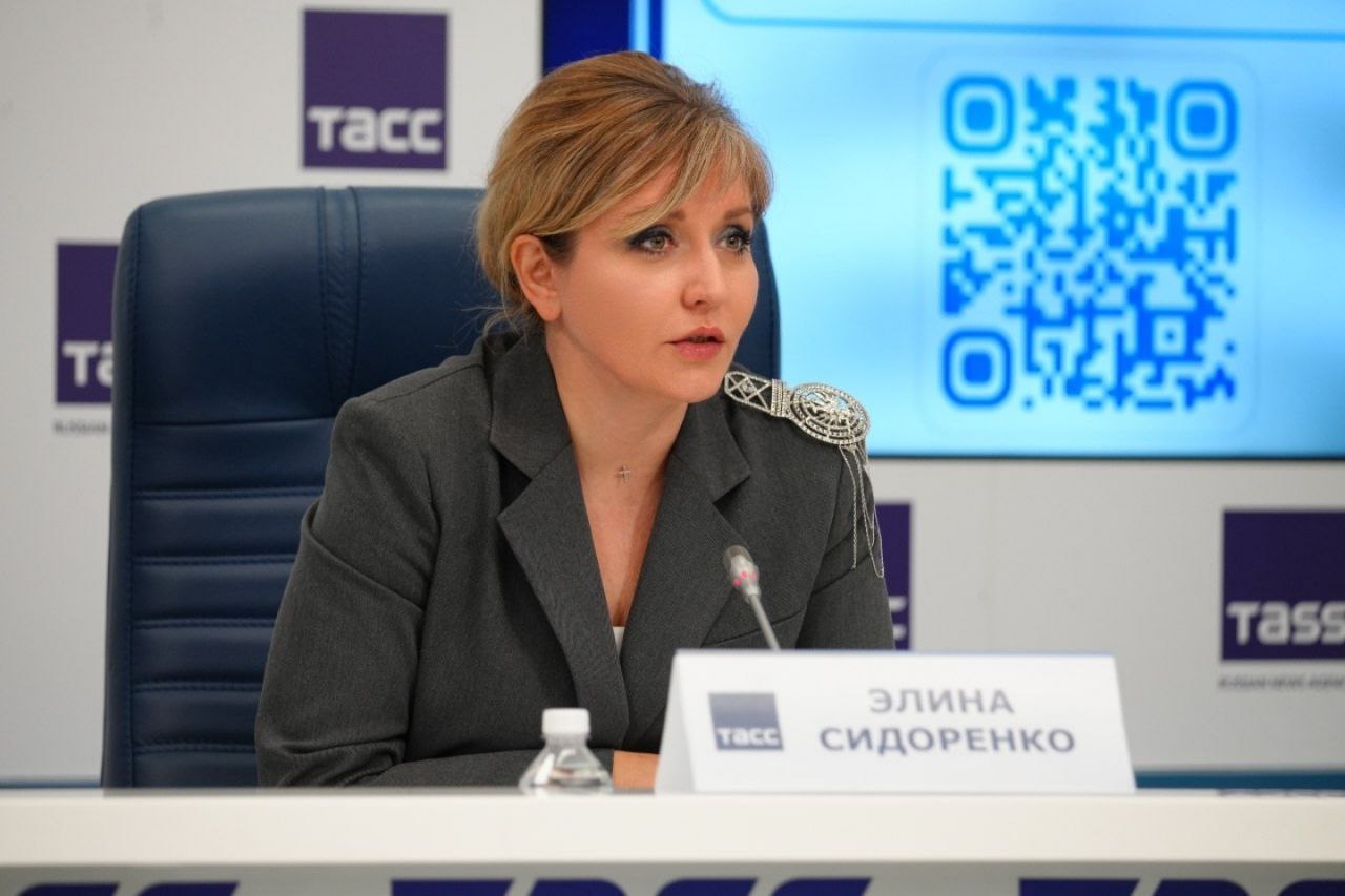 В пресс-центре ТАСС накануне, 22 июля 2025 года, объявили о старте всероссийского ежегодного конкурса «Цифровая журналистика 2025» для журналистов российских СМИ, освещающих темы информационных технологий. В состав жюри вошла Глава АНО "Белый интернет", член СПЧ при Президенте РФ, профессор МГИМО МИД РФ Элина Сидоренко, подчеркнувшая, что номинации конкурса охватывают все ключевые направления, в которых сегодня могут реализовать себя современные ИТ-журналисты: Мы постарались создать пространство, в котором найдётся место для самых разных стилей, жанров и подходов — ведь цифровая журналистика сегодня многогранна и выходит далеко за рамки традиционного формата», – сообщила эксперт. Ежедневно в интернет выходят более 100 миллионов россиян. Кто-то ищет новости, кто-то – госуслуги, кто-то – ответы на важные жизненные вопросы. Молодёжь – в мессенджерах, старшее поколение – на сайтах СМИ. Но у всех запрос один: понятно, честно, без фейков и вбросов. И здесь на первый план выходят журналисты, которые умеют внятно и ответственно говорить о сложном. Переводить «с языка ИТ на человеческий», разъяснять тонкости законов, новые цифровые сервисы, рассказывать о трендах, которые влияют на жизнь каждого», – подчеркнул федеральный координатор партпроекта, член комитета Госдумы по информполитике Антон Немкин Прием заявок на участие в конкурсе продлится до 1 ноября 2025 года. Принять участие в конкурсе могут журналисты СМИ разных форматов: телевидение и радио, печатные издания газеты и журналы , онлайн-СМИ и информационные агентства, специализированные издания, посвященные цифре. ‼ Главный критерий участия – соответствие ИТ-тематике конкурсного материала. Ознакомиться с номинациями, изучить правила и подать заявку на конкурс можно на сайте
