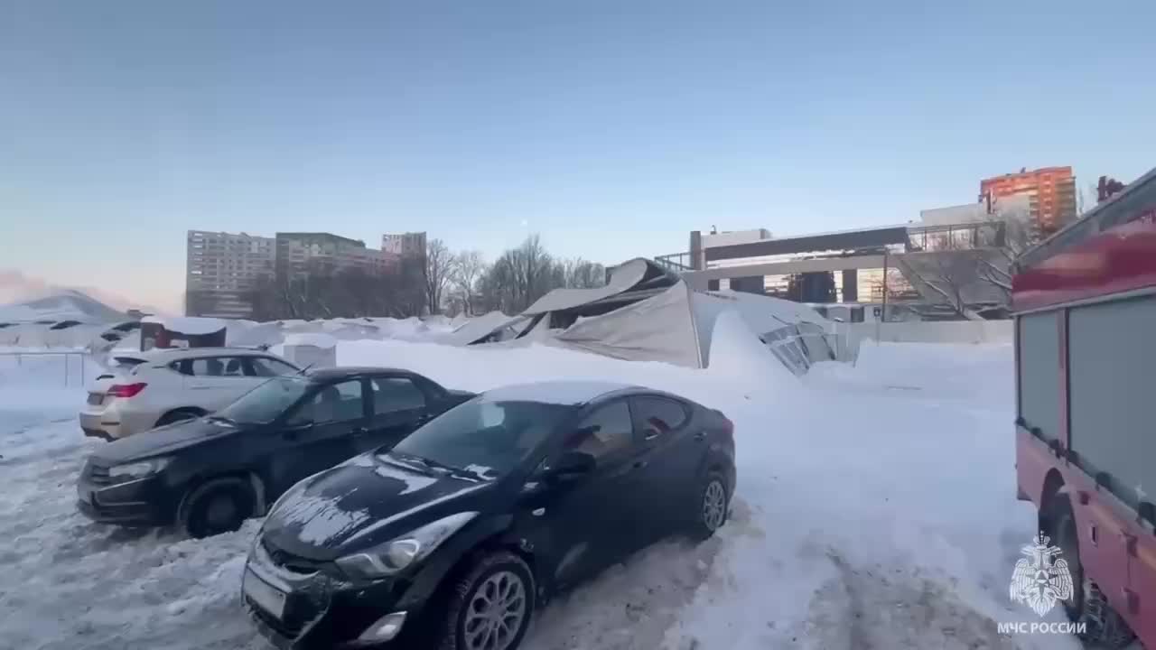 В Уфе обрушился ангар из-за снега, пострадавших нет