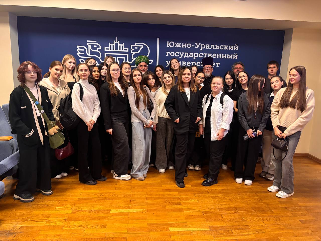 Секретарь Челябинской епархии обсудил религиозные традиции со студентами 28 октября в зале Сигма ЮурГУ протоиерей Игорь Шестаков встретился со студентами разных челябинских вузов В разговоре также принимал участие муфтий Челябинской и Курганской областей Ринат Раев Беседа на тему Традиционные конфессии и молодежь поиск новых смыслов и форм укрепления и сохранения традиционных ценностей проводится по инициативе администрации Челябинска По видеосвязи к общению присоединились священники и студенты из Ясиноватой ДНР Кургана Архангельска и Ингушетии Получился хороший содержательный разговор Студенты задавали много вопросов и интересовались религиозными традициями нашей страны Очень воодушевляющая встреча поделился отец Игорь