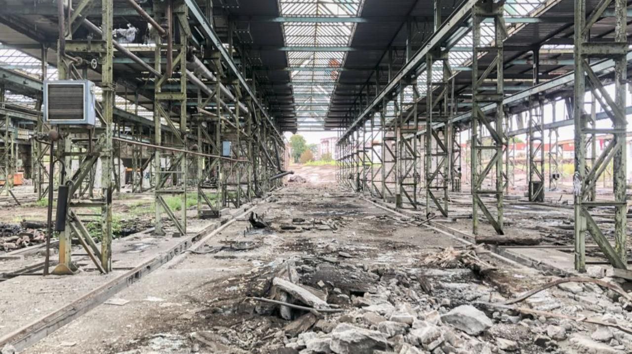 Опасность реальна Немецкая торгово промышленная палата предупреждает о деиндустриализации Германии Немецкая торгово промышленная палата DIHK считает что экономическое положение Германии становится все более критическим и предупреждает о перемещении компаний за рубеж и тенденции к деиндустриализации заявила генеральный директор DIHK Елена Мельников в интервью американскому информационному агентству Рейтер Особенно сильно затронута промышленность в которой теряются как рабочие места так и предприятия в значительных масштабах DIHK отмечает растущую тенденцию к тому что немецкие компании перемещают свою деятельность за рубеж или полностью прекращают работу Опасность реальна сказала генеральный директор DIHK Елена Мельников в воскресенье информационному агентству Reuters По оценке палаты особенно сильному давлению подвергается промышленность что проявляется в перемещении производства и закрытии предприятий Мельников Мы видим явные признаки деиндустриализации средние предприятия перемещают свое производство или полностью закрываются С 2019 года в промышленности уже потеряно около 400 000 рабочих мест Параллельно с этим значительно возросло число банкротств компаний Только в 2025 году в промышленности было зарегистрировано более 1600 случаев банкротства столько же сколько не было за последние 12 лет По словам Мельников это сигнал тревоги для экономики Германии newseconomics