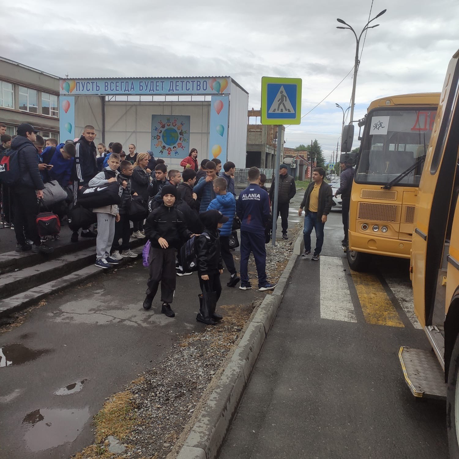 Юные спортсмены из Ардонского района выехали на оздоровительный отдых в санаторий «Тамиск» и пансионат «Урсдон». Ребята не только хорошо отдохнут, наберутся новых сил, впечатлений и хорошего настроения, но и продолжат тренировочную работу, ведь в лагере есть все необходимые для этого условия.