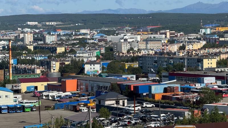 В столице Камчатки выберут самые дружные дома и благоустроенные подъезды С 1 октября по 15 ноября жители могут подать заявки на участие в пяти номинациях  Лучший двор Оцениваются практики благоустройства дворовой территории и активное участие жителей в их реализации  Лучший подъезд Оцениваются практики благоустройства подъезда и участие жителей в их реализации  Самый дружный дом Рассматриваются заявки описывающие ситуации в которых жителям удалось объединившись решить какую либо общую проблему  Самый энергоэффективный дом Оцениваются мероприятия позволяющие снизить платежи за коммунальные ресурсы а также активность жителей в реализации проектов по энергоэффективности  Молодые руки района для активистов до 35 лет Оцениваются мероприятия по благоустройству дворовых территорий силами активистов не старше 35 лет Народное голосование пройдёт с 15 октября по 15 декабря Итоги объявят в декабре Заявки принимаются на сайте Возможно именно вы представите Камчатский край на федеральном уровне Борис Лесков Подписаться Прислать Чат