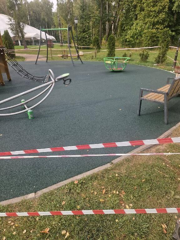 Прокуратура добилась ремонта игровой площадки в парке Новомосковска Проверка показала что оборудование было в аварийном состоянии с трещинами острыми краями и ржавчиной а ударопоглощающее покрытие призванное защищать детей от травм при падении местами было разрушено Такие условия создавали реальную угрозу жизни и здоровью маленьких новомосковцев в защиту которых прокуратура незамедлительно внесла представление директору МБУ Районное благоустройство муниципальному депутату Максиму Честнову Оно было оперативно рассмотрено и полностью исполнено повреждённые элементы заменены покрытие восстановлено а площадка приведена в соответствие с требованиями ГОСТа и СанПиНа Теперь дети могут играть с пользой и без риска для здоровья Прокуратура продолжает следить за соблюдением прав юных жителей на безопасную городскую среду Источник