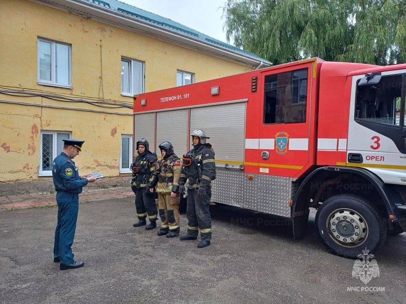 В Орле прошли пожарно-тактические занятия в здании полиции По легенде, возгорание произошло на 1 этаже в одном из кабинетов. Один человек не смог самостоятельно покинуть помещения из-за сильного задымления. В ходе занятий пожарными отработаны вопросы: проведение разведки для определения наиболее эффективных путей эвакуации; различные способы спасения людей; проверили источники наружного противопожарного водоснабжения; ликвидировали условный пожар. Подобные занятия проводятся регулярно, чтобы поддерживать профессиональный уровень пожарных и оттачивать взаимодействие с представителями объектов.