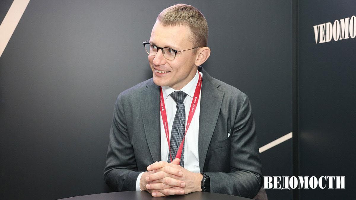 «Ожидания от налоговых новаций в целом оправдались»  Прошлый год правительство и бизнес провели в дискуссиях о справедливой налоговой системе.  О результатах налоговой реформы и ее пробелах в интервью «Ведомостям» рассказал замминистра финансов – статс-секретарь Алексей Сазанов.  Основные тезисы:   Все работает, как мы и планировали. Доходы федерального бюджета за январь–май по сравнению с аналогичным периодом прошлого года увеличились. Налог на прибыль организаций – на 74%, НДФЛ – на 52%.   Массовый уход бизнеса в тень мы не фиксируем.    Относительно дальнейшей донастройки правительство обещало не менять ничего три года. Если какие-то изменения и возможны, то они должны устранять законодательные пробелы.    Не надо раскачивать лодку, которая плывет, иначе она может перевернуться. Сейчас бо́льшая часть НДФЛ зачисляется в бюджеты регионов. Изменение принципов распределения будет означать, что какие-то субъекты в итоге потеряют, а какие-то приобретут.    Подпишитесь на «Ведомости»