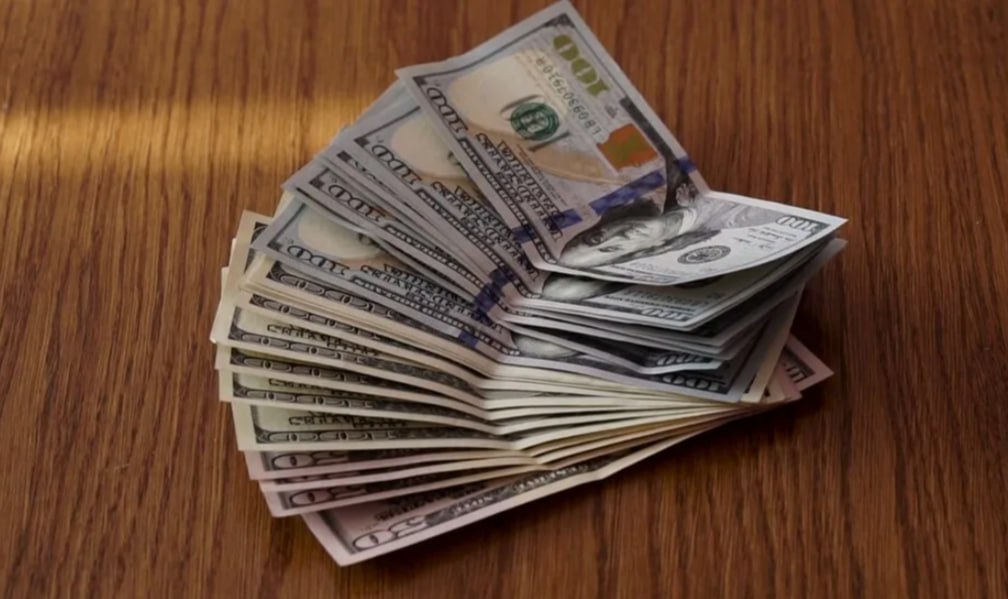 Контрабанду 35 тысяч долларов США пресекли в аэропорту Минвод Таможенники в аэропорту Минеральных Вод задержали россиянку пытавшуюся нелегально вывезти в Стамбул 35 тысяч долларов США Об этом сообщает пресс служба Северо Кавказского таможенного управления Деньги пыталась провезти 46 летняя россиянка через зеленый коридор В ходе устного опроса она заявила инспекторам что при себе у нее имеется 9 4 тысячи долларов Однако при досмотре в сумке женщины таможенники обнаружили незадекларированные купюры в размере 25 тысяч 500 долларов США отметили в таможенной службе Таким образом сумма незаконно перемещенных наличных превысила 1 967 млн рублей в эквиваленте Южная служба новостей