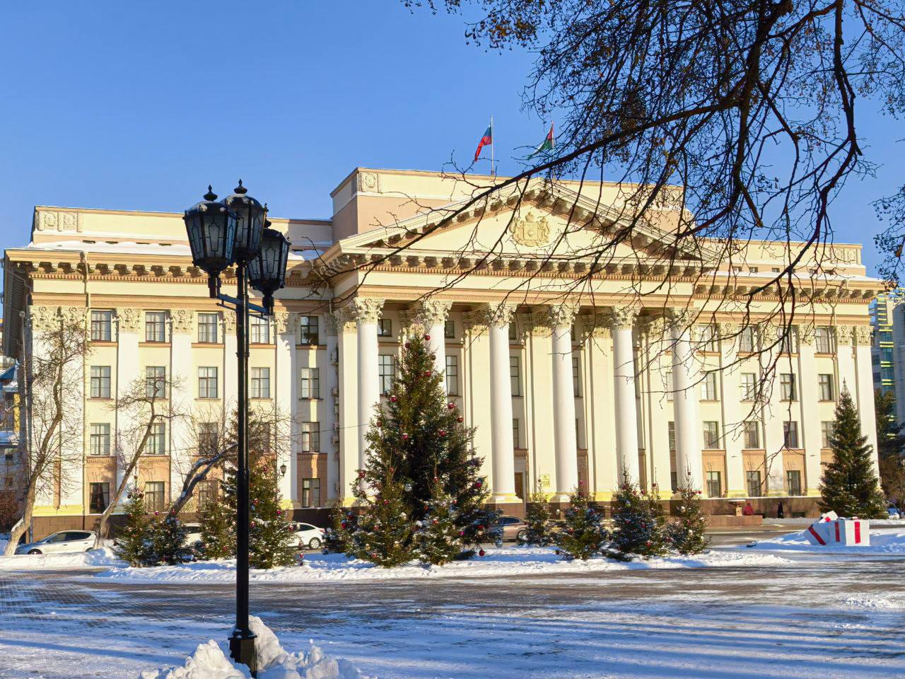 Александр Моор провел заседание регионального президиума Сегодня в правительстве Тюменской области состоялось заседание президиума под председательством губернатора Александра Моора На повестке рассмотрение более 20 вопросов касающихся деятельности исполнительных органов власти региона предоставление субсидий муниципалитетам  Заместитель губернатора Тюменской области Андрей Пантелеев рассказал о новом инвестиционном проекте реализация которого увеличит туристическую привлекательность региона  Заместитель губернатора Тюменской области Алексей Райдер представил доклад о том как идет исполнение поручения главы региона о разработке стандартов эффективного использования социальной инфраструктуры Подписывайтесь на нас в МАХ