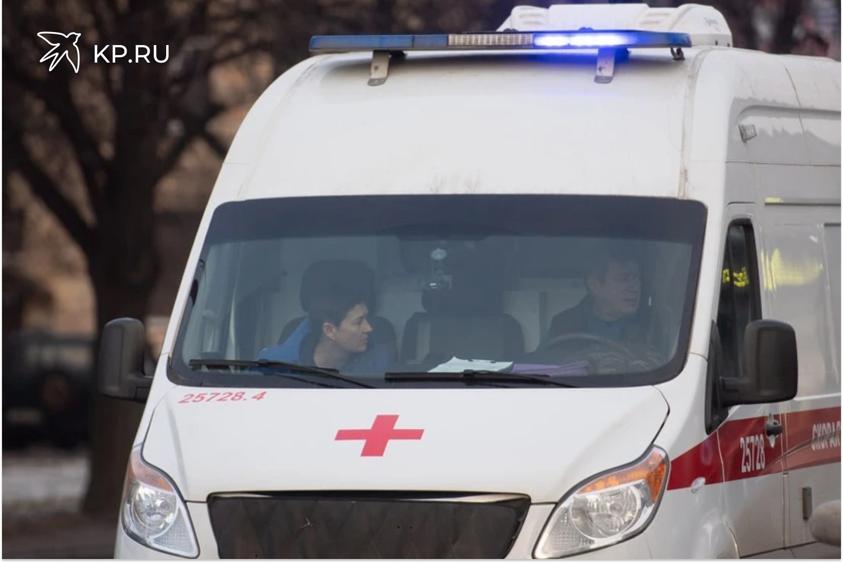 В Воронеже водитель сбил 77 летнюю женщину и скрылся Накануне около 17 00 на улице 20 лет Октября возле дома 119А прохожие обнаружили женщину 77 лет Она лежала прямо на проезжей части Очевидцы в соцсетях утверждают что ее сбил трактор а водитель не оказал пострадавшей помощи 10 декабря региональное управление Госавтоинспекции подтвердило что горе водитель скрылся с места ДТП Женщину же доставили с тяжелыми травмами в реанимацию Сейчас инспекторы устанавливают все обстоятельства и ищут виновного Если вы стали очевидцем этого происшествия или у вас есть запись с видеорегистратора нужно сообщить об этом по телефонам 112 или 269 60 26 просит полиция