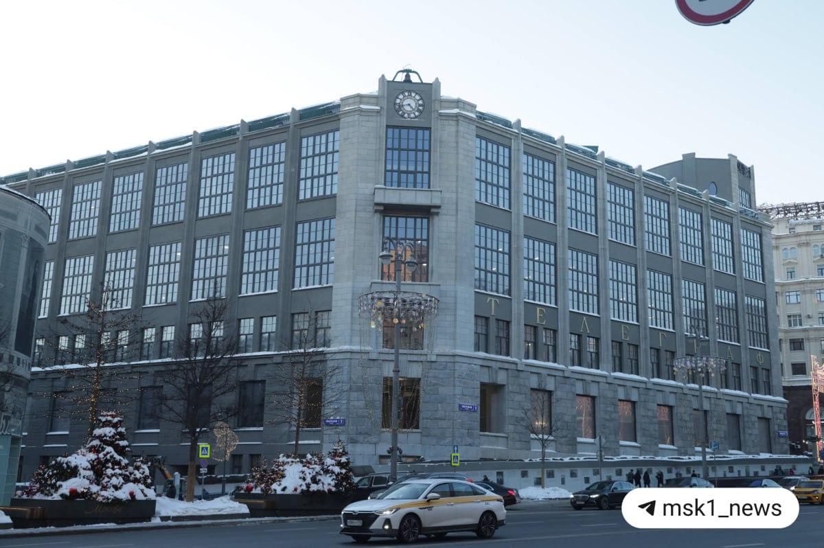 Наконец то завершили реставрацию фасадов Центрального телеграфа объекта культурного наследия регионального значения Глобус на фасаде здания телеграфа теперь крутится как и задумывал архитектор Иван Рерберг Телеграф построили в 1927 году на пересечении Тверской улицы с Никитским и Газетным переулками Помимо аппаратных и общественных залов здесь когда то располагались квартиры для руководства коммуникационного узла спальни дежурной смены библиотека для сотрудников и ясли для их детей Дмитрий Толстошеев