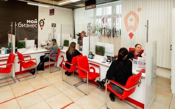 В Тульской области более 5 тысяч предпринимателей получили поддержку центра Мой бизнес global71 ru news id 8370 В Тульской области более 5 тысяч предпринимателей в этом году получили поддержку через центр Мой бизнес Подробно о проделанной работе рассказал Дмитрий Миляев Услугами центра воспользовались 935 самозанятых и 1500 субъектов МСП Остальные обращения поступили от физических лиц Специалисты провели свыше 4500 консультаций и запустили более 160 образовательных программ Нацелены они были на продвижение бизнеса увеличение продаж помощь пенсионерам и женщинам В Тульской области идет активная работа в рамках президентского нацпроекта нацеленного на создание конкурентной экономики Власти создают комфортные условия для предпринимателей и вводят меры поддержки помогающие развивать свое дело Продолжим создавать необходимые условия чтобы предпринимателей в регионе становилось больше сообщил в своем канале МАХ Дмитрий Миляев поддержка предприниматель мойбизнес