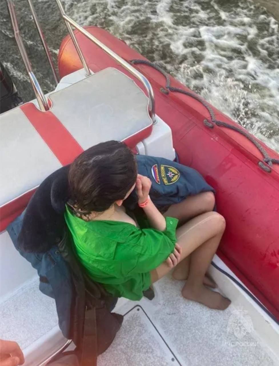 В Нижнем Новгороде спасли 16-летнюю девушку из Волги Школьницу в воде у причала №12 на Нижне-Волжской набережной заметили очевидцы. На место прибыли спасатели и достали подростка из воды. Пока неизвестно, как девочка оказалась в Сети. О ее состоянии тоже не сообщается. Подписаться Написать нам