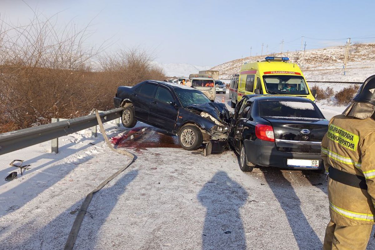 ДТП с участием трёх автомобилей произошло в селе Саратовка Тарбагатайского района Бурятии.  Как сообщили в УГИБДД, 24-летний водитель автомобиля «Датсун» при выполнении обгона совершил касательное столкновение с автомобилем «Вольво» с последующим столкновением с «Хондой Торнео».  Травмы получила пассажирка «Хонды»