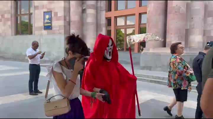 Активисты проводят акцию в защиту Армянской апостольской церкви в Ереване