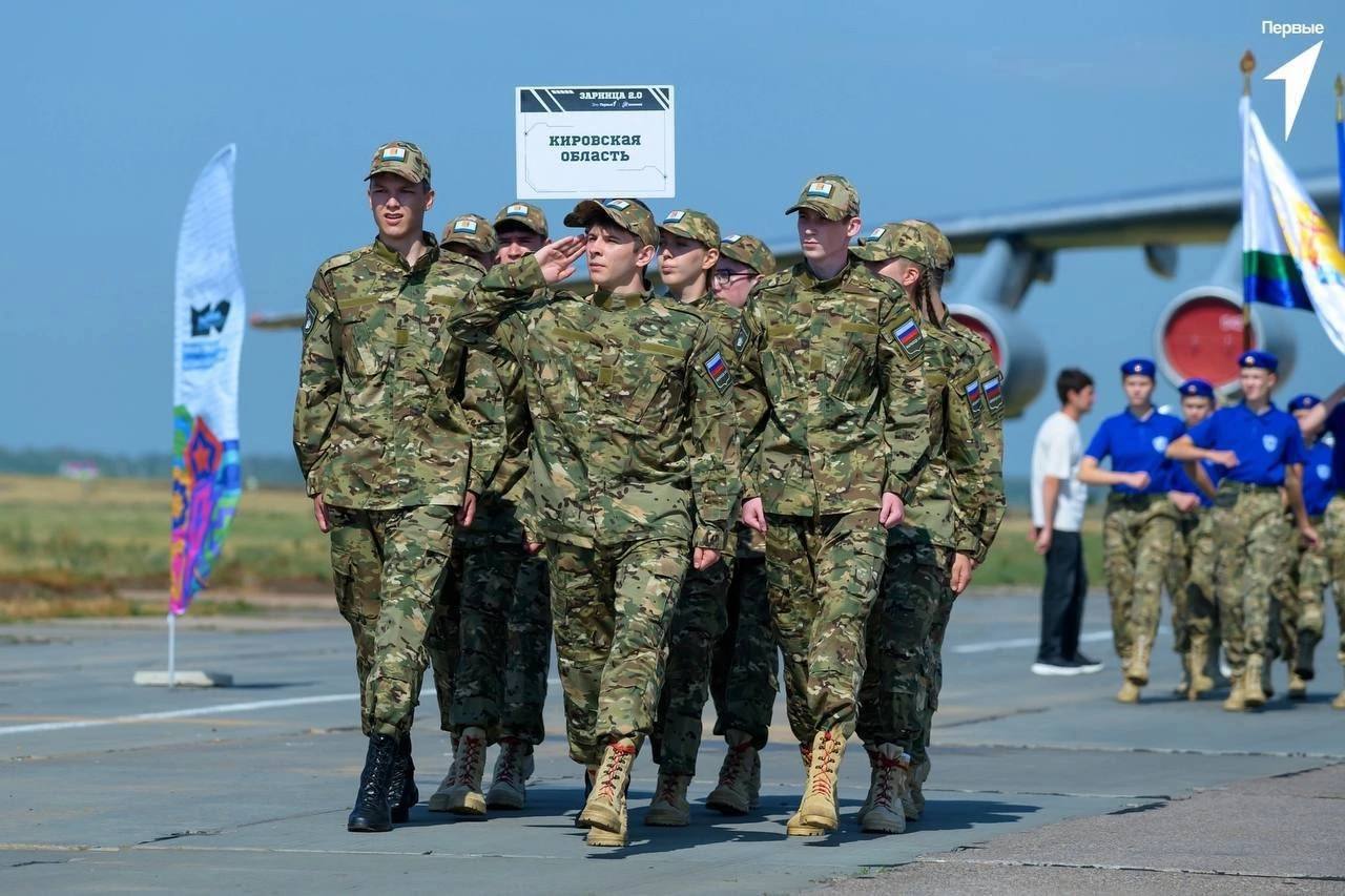 В эти дни в Оренбурге проходит окружной этап всероссийской военно-патриотической игры «Зарница 2.0», в которой принимают участие 27 команд Приволжского федерального округа ПФО . От Кировской области в данном этапе игры участвуют команды: отряд «Беркут-юниор» средней возрастной группы из города Зуевка и отряд «ПРОФ» специальной возрастной категории из Омутнинского колледжа педагогики, экономики и права. Команды проявляют себя в состязаниях по тактической медицине, основам радиационной, химической и биологической защиты, тактической и огневой подготовке. Также участники продемонстрируют свои навыки в дисциплинах «Инженерное оборудование и маскировка позиций» и «Выживание в экстремальных условиях». Победители окружного финала в составе сборной отправятся на Всероссийский этап военно-патриотической игры «Зарница 2.0», который пройдет в сентябре в Волгограде. Сейчас команды борются за приз зрительских симпатий. Поддержать ребят из Кировской области можно по ссылке. Кировская область