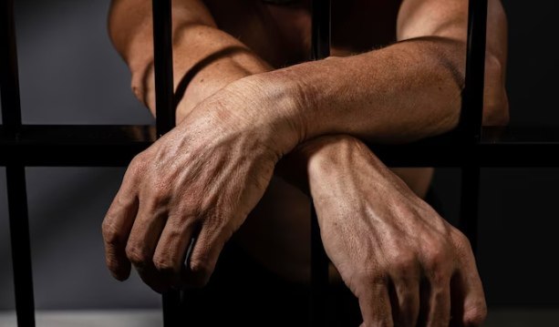 Битцевский маньяк Пичушкин попросился в колонию поближе к Москве Отбывающий пожизненное заключение за убийство 49 людей Битцевский маньяк Александр Пичушкин попросился в колонию поближе к Москве. Об этом сообщает SHOT. Раскрыта причастность знаменитого «битцевского маньяка» еще к 11 убийствам В настоящее время душегуб отбывает наказание в исправительной колонии «Полярная сова» в селе Харп ЯНАО. Однако он решил, что родственникам будет удобнее посещать его поближе…