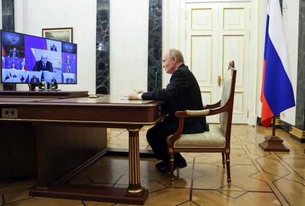 Владимир Путин провёл оперативное совещание с постоянными членами Совбеза Одна из тем обеспечение ритмичной работы оборонно промышленного комплекса подчеркнул президент России Кроме того глава государства предложил обсудить дополнительные меры необходимые для безопасности дорожного движения на фоне наступления холодов Он более житейский и особенно важен сегодня в период наступления зимы возможной гололедицы и так далее подчеркнул Путин Подписаться на Говорит Москва Telegram VK MAX