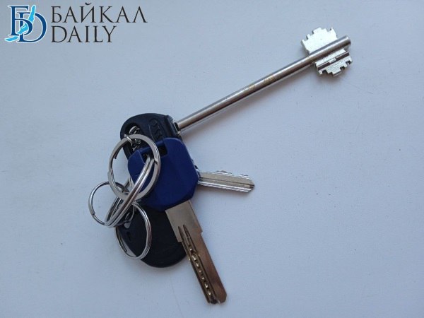 Квартиры в улан-удэнских новостройках внезапно подешевели Представители федерального портала «Мир квартир» проанализировали стоимость квадратного метра и самого жилья на первичном рынке. Эксперты изучили ценники на них в крупнейших российских городах – с населением более 300 тысяч человек, а также в Подмосковье и Ленобласти. Во втором квартале с апреля по июнь 2025-го «квадрат» в новых домах в среднем по стране подорожал на 1,8%, с начала года – на 4,3%, до 147 618 рублей. Квартиры – на 1,1% и 3,3% соответственно. Их продают примерно за 7 миллионов 586 тысяч. В Улан-Удэ, оказавшемся на 33 месте из 70-ти, за квадратный метр в новостройках просят 143 426 рублей. За три последних месяца он стал дешевле на 2,4%, за полгода – на 2,9%. Сама недвижимость – на 0,4% и 3,9%. Она обойдётся приблизительно в 6 миллионов 673 тысячи