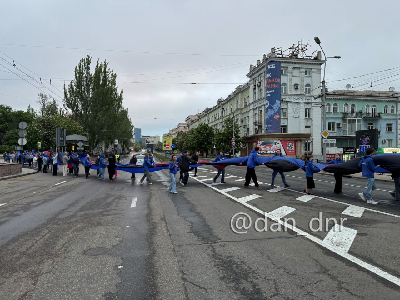 Молодежь развернула в центре Донецка двухсотметровый флаг ДНР Написать нам , которые происходили здесь в 2014 году. «Это флаг практически тысячу квадратов. Участвуют порядка 250 ребят, которые всю ночь смотрели патриотические фильмы про Донецкую весну и про то, как наши деды защищали в Великую Отечественную войну, в том числе, и Донбасс. Поэтому сегодня под утро все решили собраться и провести такое прекрасное мероприятие в центре Донецка, в нашем сердце Республики», — рассказал врио председателя Правительства Республики Андрей Чертков. Участвовали в развертывании флага команды «Молодой Республики» и «Молодой Гвардии Единой России», а также министр молодежной политики Кирилл Макаров. #молодежь
