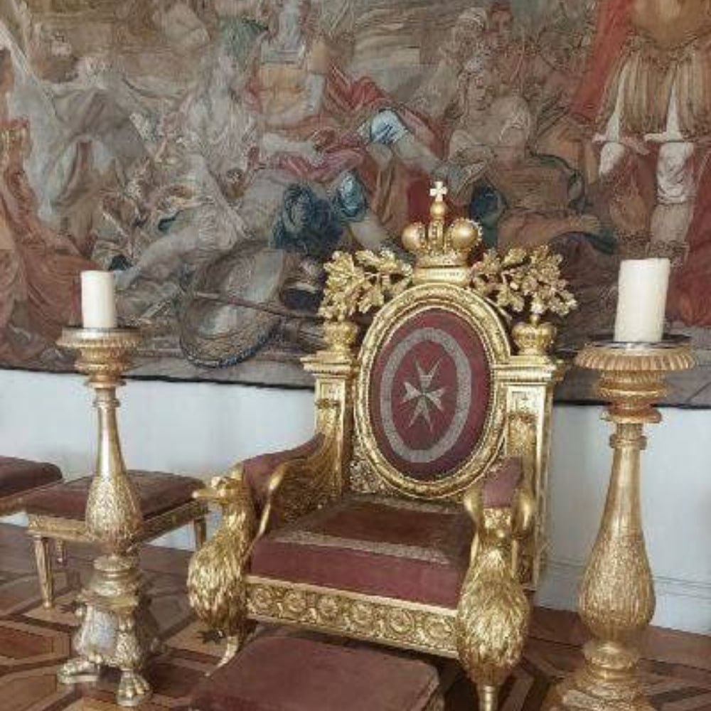 Посиделки на троне из Эрмитажа обошлись петербужцу почти в миллион рублей Мужчина решил примерить на себя образ монарха устроившись на одном из знаменитых европейских тронных кресел Из за несанкционированной фотосессии экспонат теперь нуждается в реставрации повреждён бархат обивки нарушена форма сиденья По решению суда самодержцу предстоит выплатить компенсацию ущерба музею в размере 825 тысяч рублей плюс государственную пошлину ещё 21 5 тысячи рублей Главное здесь Подписывайтесь