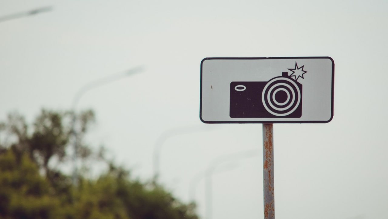 Штрафы ждут впереди Владивосток сбавляет обороты на опасном участке   Изменения направлены на повышение безопасности движения в зоне повышенного риска Решение было принято на основе рекомендации ГАИ по итогам проведенных мониторингов по выявлению и предотвращению очагов аварийности подчеркнули в пресс службе Водители заметят новые ограничения при проезде от улицы Десятой до развязки Де Фриз Седанка где трафик особенно плотный Снижение с 80 до 60 км ч позволит лучше реагировать на неожиданные ситуации и сократить риск ДТП Автолюбители Владивостока привыкли к скоростному режиму на этой трассе но теперь правила ужесточат ради общей безопасности Соблюдение ограничений защитит не только водителей но и пешеходов вблизи развязки Источник adm vl vmfareast