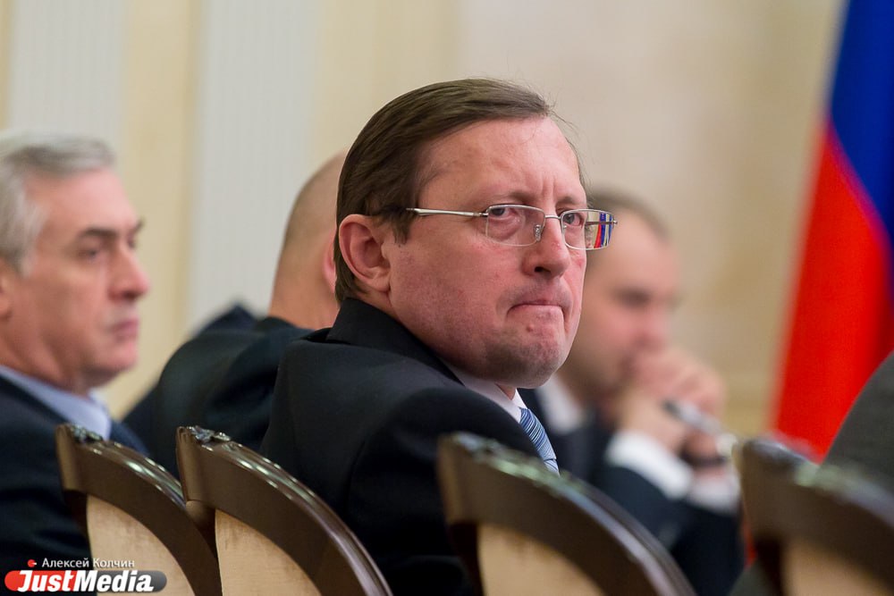 Мэр Тюмени Максим Афанасьев отправил в отставку своего заместителя Павла Крекова Эту информацию официально подтверждает пресс служба местной мэрии Причины кадрового решения пока не известны О своих планах экс чиновник публично не говорил однако ряд СМИ утверждает что Креков мечтает ввернуться в Екатеринбург на руководящую должность в одно из культурных учреждений По другим данным он будет участвовать в выборах в Тюменскую областную думу Еще до отставки экс губернатора Свердловской области Евгения Куйвашева СМИ периодически сообщали о том что Креков просится в отставку с поста замгубернатора По разным данным он просил себе пост ректора ЕГТИ или директора одного из екатеринбургских театров В итоге в отставку его отправил уже новый губернатор Денис Паслер освободив место замгубернатора для Татьяны Савиновой После этого Креков трудоустроился в мэрию Тюмени justmediaru