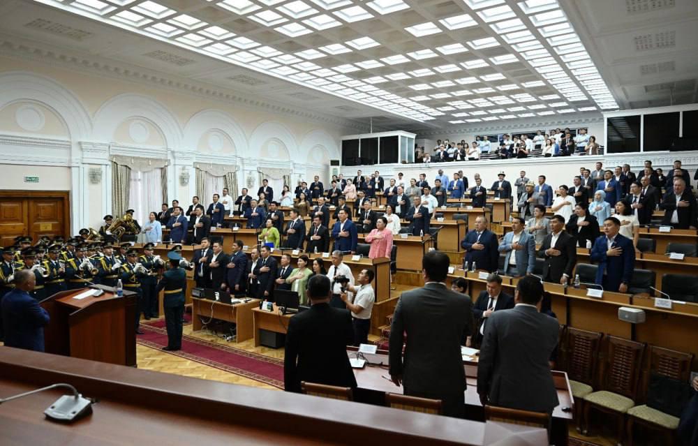 Жогорку Кенеш ушёл на каникулы до сентября — время подводить итоги. Работы было много, вот только пользы от неё народ почувствовал немного. Хорошее — это поддержка семей с детьми и пенсионеров. Здесь депутаты не спорили и не тормозили — приняли быстро. За это плюс. Но и тут не стоит переоценивать — решения продавливались правительством, а не исходили от самих парламентариев. А вот с реальными проблемами — тишина. Ни законов против коррупции, ни реформ в энергетике, ни защиты экологии. Всё, что обсуждали — либо замяли, либо отложили. Создаётся впечатление, что острых тем депутаты избегают, как огня. В итоге — три месяца отдыха за полгода вялой работы. О народе вспоминали в отчётах, а не в действиях. И если осенью они снова вернутся в зал только чтобы «голосовать по указке», то и ждать от них нечего. Страна не стоит — она катится, а парламент пока просто едет рядом.