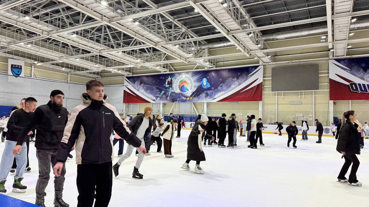 Время достать коньки массовые катания в Петропавловске В Петропавловске холодные вечера всё чаще напоминают о приближении зимы А значит пора доставать коньки и возвращаться на лёд Во Дворце спорта Александр Винокуров в предстоящие выходные снова пройдут массовые катания сообщает Петропавловск news В эти выходные 18 и 19 октября каток во Дворце спорта в Петропавловске будет открыт для всех желающих В субботу и воскресенье состоятся по два сеанса с 17 30 до 18 30 и с 19 00 до 20 00 Билеты начнут продавать за час до начала катания Взрослый билет стоит 1000 тенге детский 600 Для самых маленьких предусмотрены специальные помощники фигурные пингвины и медвежата которые помогают удерживать равновесие на льду Их количество ограничено поэтому лучше приходить заранее Тем у кого нет собственных коньков их предложат в прокат Залогом служит документ или 5000 тенге В наличии размерный ряд от 27 до 46 размера Стоимость проката взрослый 1000 детский 600 тенге Оплатить можно наличными или по QR коду каток Организаторы напоминают что вход на лёд возможен только в коньках а сопровождать детей можно бесплатно не выходя на арену Для малышей до четырёх лет и людей с инвалидностью первой и второй групп предусмотрен бесплатный вход Каток снова ждёт своих гостей тех кто любит зиму и умеет находить радость в простых вещах Автор Евгения Кочевая новостиСКО СКОновости новостиКазахстана новости новостиПетропавловска