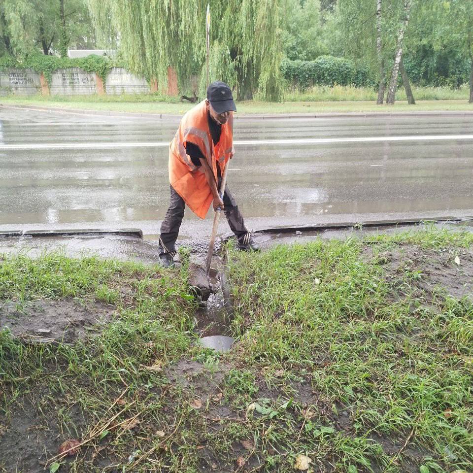 Упало 18 деревьев, повреждены шесть крыш и два автомобиля, 338 домов остались без электричества В мэрии Курска сообщили о «проделках» непогоды. Сотрудники коммунальных служб уже устраняют последствия. Обрыв проводов оставил без электричества часть улиц Железнодорожного округа: Щигровскую, Путейскую, Чапаева, 1-ю, 2-ю и 3-ю Агрегатные. Ливневая канализация детского сада № 95 не справилась с большим потоком воды. Было подтоплено одно помещение, на данный момент последствия устранены, детский сад продолжает работать штатно.