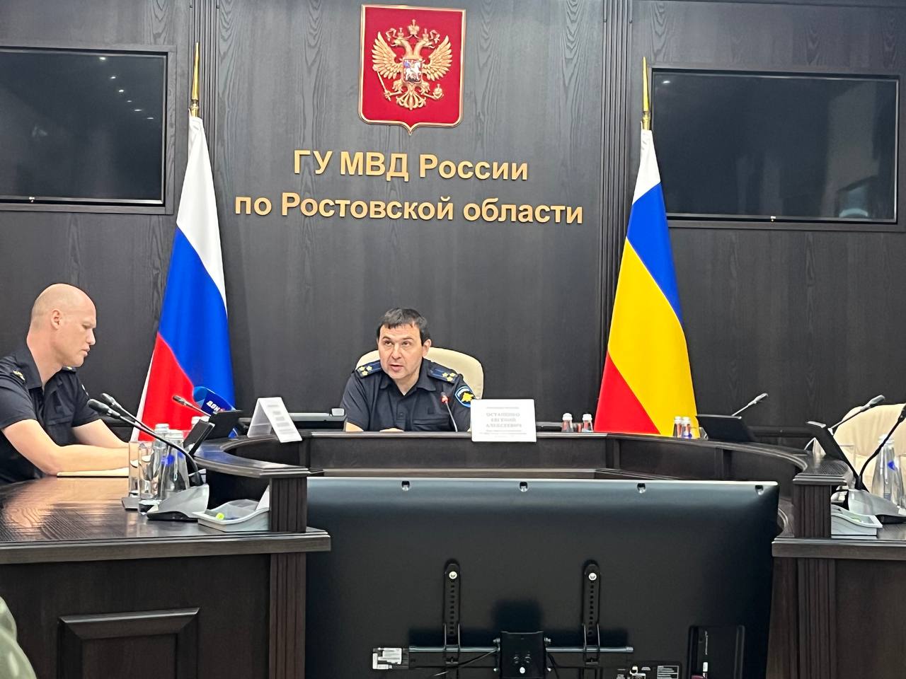 Мошенничество на миллиард Стройка века обернулась крахом для сотен дольщиков на Дону Масштабное расследование уголовного дела возбужденного Следственным управлением ГУ МВД России по Ростовской области выявило циничную схему обмана компании Сити Строй затронувшую более 290 жителей Ростовской Воронежской областей и Республики Крым Трое подозреваемых Евгений Павловский Евгения Игнатьева и Арутюн Арутюнян предстанут перед судом по обвинению в хищении около 800 миллионов рублей Об этом на пресс конференции сообщил врио заместителя начальника ГУ МВД России по Ростовской области начальника ГСУ Евгений Остапенко Следствие установило что с 2023 года по ноябрь 2024 года злоумышленники действуя как организованная группа под предлогом строительства индивидуальных жилых домов заключали договоры подряда с гражданами Получив значительные суммы денег они не выполнили своих обязательств оставив дольщиков без домов и без средств рассказал Евгений Остапенко Сейчас в расследовании задействована следственно оперативная группа из 29 опытных следователей Проведено свыше 300 обысков и выемок в ходе которых были обнаружены и изъяты важные для следствия документы телефоны и электронные носители информации Южная служба новостей