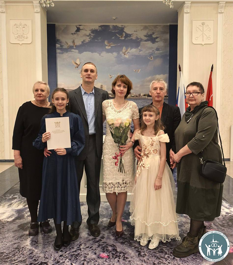 В Отделе ЗАГС Невского района Александр Викторович и Анастасия Петровна отметили хрустальный юбилей супружеской жизни История их любви началась в Северной столице в 2007 году когда оба были студентами полными надежд и стремлений Музыка стала тем связующим звеном которое объединило их сердца Общие интересы взгляды на жизнь и конечно же любовь к прекрасному положили начало крепким отношениям И вот в 2010 году они решили узаконить свои чувства произнеся заветное да в Отделе ЗАГС Невского района Спустя два года супруги обвенчались Александр и Анастасия воспитывают двух замечательных дочерей Варвару которой исполнилось 12 лет и 10 летнюю Анну Девочки растут разносторонне развитыми проявляя яркие таланты Варя увлечена музыкой и демонстрирует успехи в игре на домре являясь участницей оркестра русских народных инструментов Аня юная интеллектуалка любящая чтение а также осваивающая искусство бальных танцев Родители гордятся успехами дочерей и всячески поддерживают их Желаем юбилярам крепкого здоровья душевного равновесия семейного благополучия и тепла Будьте счастливы Канал Комитета в MAX max ru kzags spb Демография Семья kzags spb