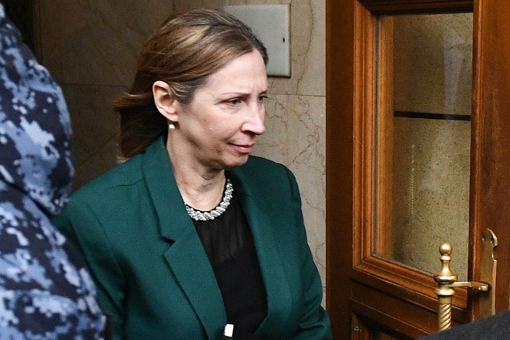 Посол США в России Линн Трейси завершает свою работу и покидает Москву. "Посол США Линн Трейси завершает работу в России… покидает Москву", - говорится в публикации американской дипмиссии в Telegram-канале. Посольство приводит слова самой Трейси, которая заявила, что гордится своей работой "в такое непростое время". Трейси также процитировала строки из стихотворения Александра Пушкина "К Чаадаеву". Свой комментарий она закончила словами: "До свидания!" Фото: РИА Новости