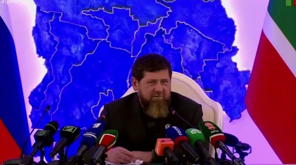 Кадыров заявил о намерении участвовать в очередных выборах главы Чечни Глава Чечни Рамзан Кадыров намерен участвовать в выборах главы республики в 2026 году передает ArbatMedia Во время прямой линии с жителями региона Кадыров сообщил что готов баллотироваться вновь если получит поддержку президента и одобрение населения Я пойду на выборы если президент предложит и народ поддержит отметил он Рамзан Кадыров занимает пост руководителя Чеченской Республики с апреля 2007 года За это время он неоднократно переизбирался на должность и продолжает оставаться ключевой политической фигурой в регионе Прислать новость