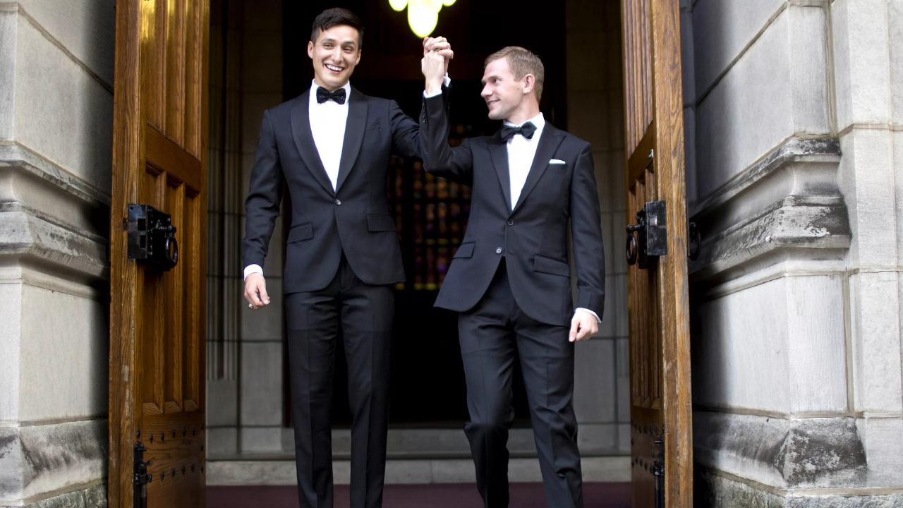 Польское правительство планирует отказаться от использования терминов муж и жена для достижения гендерного равенства Это решение принято в связи с постановлением высшей судебной инстанции Евросоюза признающей законность однополых браков заключённых в странах ЕС в рамках других государств членов сообщества Чтобы обеспечить корректное внесение информации о таких браках в действующие шаблоны документов где сейчас используются слова женщина и мужчина будут внесены изменения Вместо них будут применяться гендерно нейтральные обозначения первый супруг и второй супруг ЛГБТ движение признано экстремистским и запрещено на территории Российской Федерации Польша ЕС Подписаться на Pravda ru