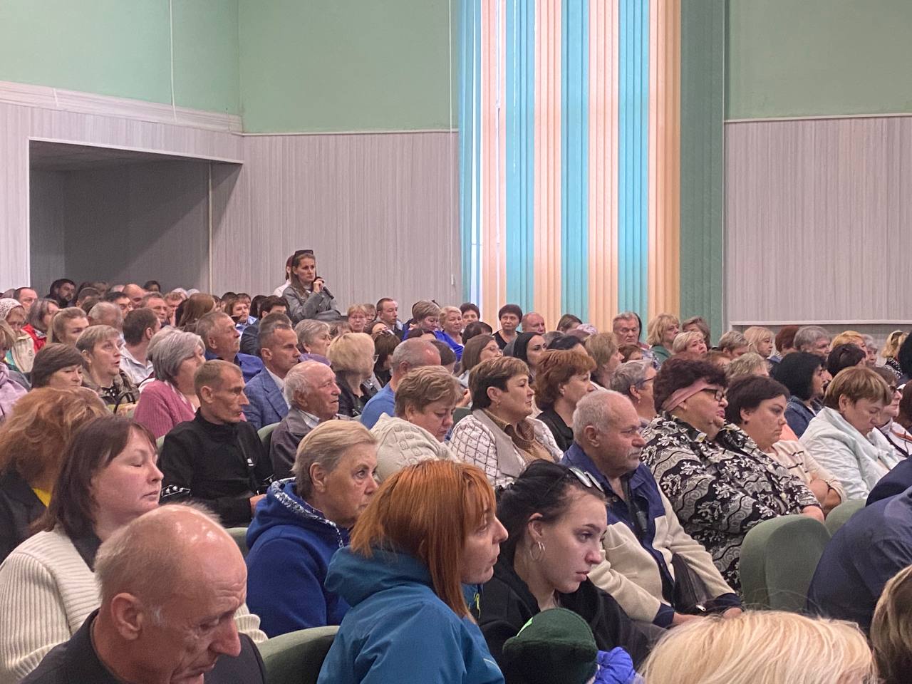 В п. Касторное проходит встреча Александра Хинштейна с жителями района В зале Дома культуры собрались около 300 человек. Помимо состояния дорог, среди наболевшего - здравоохранение. По словам местных жителей, после маршрутизации работы скорых, их приезда приходится ждать по 4 часа, люди жалуются и на работу специалистов в кшенской больнице. Врио губернатора предложил обсудить пути решения. - В районе была одна скорая, а благодаря маршрутизации, укрупнению теперь не только из этого района, но и из соседнего скорая может приехать. Но на практике - я не вижу в этом зале ни одного человека, который бы сказал, что изменение системы маршрутизации привело к тому, что скорая стала работать лучше. Есть такие люди в зале? Нет. А тогда для кого мы с вами это делаем? Поэтому это для нас ещё один серьёзный сигнал, чтобы разобраться. Одним из путей решения я вижу увеличение количества машин скорой помощи. фото и видео ТРК «Сейм»
