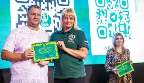 В Запорожской области прошёл важный этап акции Связующая нить Комитет семей воинов Отечества провёл образовательное мероприятие для школьников и студентов в мультимедийном комплексе Россия моя история Ребята узнали о символике Победы в годы Великой Отечественной войны а также получили ответы на вопросы о конкурсе Связующая нить В торжественной атмосфере благодарственными письмами отметили организации которые активно помогают в просветительских проектах с 2023 года Проект Связующая нить объединяет поколения через рассказы о героях войны и современных защитниках Родины Участники делятся историями своих семей в прозе или стихах передавая память из прошлого в настоящее Принять участие могут граждане РФ в возрасте от 8 до 23 лет Акция Связующая нить это не просто конкурс а возможность для молодежи сохранить память о героях и почувствовать личную связь с историей своей страны Новый Мелитополь подпишись