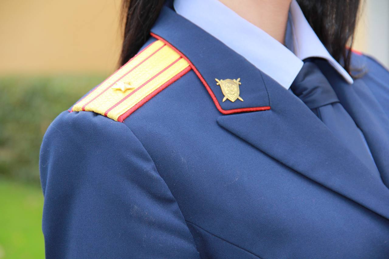 В Назарово завершено расследование уголовного дела в отношении местной жительницы, обвиняемой в мошенничестве при получении выплаты на развитие бизнеса  Следственным отделом по Назаровскому району ГСУ СК России по Красноярскому краю и Республике Хакасия завершено расследование уголовного дела в отношении 34-летней жительницы города Назарово. Она обвиняется в совершении преступления, предусмотренного ч. 3 ст. 159 УК РФ  мошенничество в крупном размере .  Следствием установлено, что в октябре 2024 года жительница Назарово с целью хищения бюджетных средств подала заявку в КГКУ «Управление социальной защиты населения» по г. Назарово и Назаровскому району на получение единовременной выплаты с оформлением социального контракта, предусмотренного государственной программой Красноярского края в рамках национального проекта. Женщине одобрили заявку и предоставили финансирование в размере 350 тысяч рублей.   Денежные средства предназначались для развития индивидуального предпринимательства в сфере бьюти-индустрии. Фактически указанную деятельность женщина не осуществляла, а незаконно полученными денежными средствами распорядилась по своему усмотрению.   В результате противоправных действий обвиняемой КГКУ «Управление социальной защиты населения» по г. Назарово и Назаровскому району причинен ущерб в размере 350 тысяч рублей.   В ходе следствия обвиняемая признала вину в совершении преступления и частично возместила ущерб.  Уголовное дело направлено в прокуратуру для утверждения обвинительного заключения и последующего направления в суд для рассмотрения по существу.