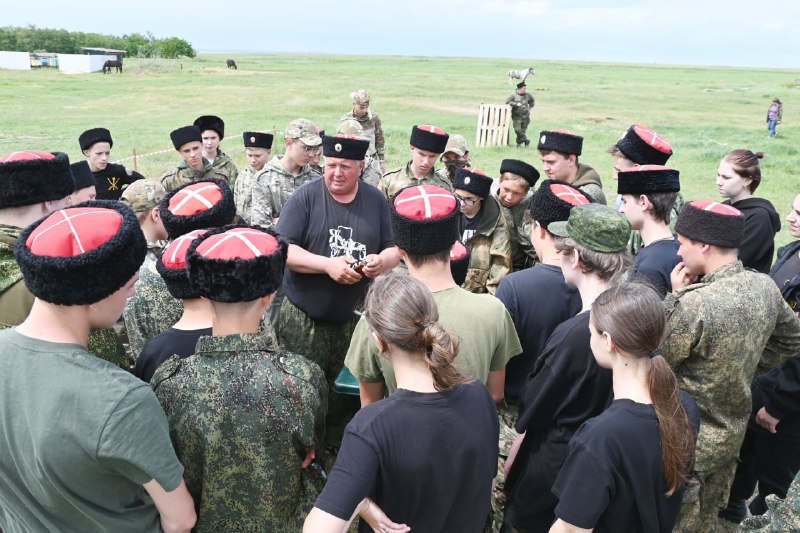 Военно-патриотические мероприятия ко Дню защиты детей В станице Старотитаровской прошли военизированные полевые сборы для казачат, приуроченные к Международному Дню защиты детей. Четвертый год подряд конный двор казачьего военно-патриотического клуба «Пластун» становится площадкой для проведения подобных мероприятий, собирая юных казаков из различных населенных пунктов Темрюкского района – Старотитаровской, Вышестеблиевской, Сенного, Тамани и Темрюка. Дети демонстрировали свою ловкость и умения, а опытные наставники оказывали поддержку и делились знаниями. Программа сборов включала традиционные элементы казачьей культуры и военно-прикладной подготовки. В полевой кухне для участников приготовили гречневую кашу и компот из местных фруктов. Также для казачат состоялся концерт казачьих песен в исполнении коллективов Старотитаровского Дома культуры. Соревнования проходили в формате командных испытаний, включающих в себя метание гранат, стрельба из винтовки, спортивное метание ножей, разборка-сборка автомата, снаряжение и разряжение магазина, а также оказание первой доврачебной помощи. По итогам соревнований первое место заняли казачата военно-патриотического клуба «Пластун» Старотитаровского ХКО, второе – представители Таманского ХКО, третье – казачий патриотический клуб «Гридь» Темрюкского ГКО.