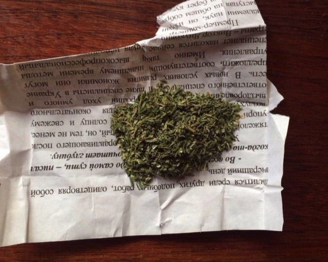 Полицейские Запорожской области изъяли запрещенные вещества В дежурную часть отдела полиции «Днепрорудное» ОМВД России «Васильевский» поступила оперативная информация о том, что один из местных жителей села Малая Белозерка может хранить у себя запрещенные вещества. В ходе проведения оперативно-розыскных мероприятий сотрудниками группы по контролю за оборотом наркотиков в хозяйственной постройке на территории частного домовладения был обнаружен и изъят пакет и пластиковая емкость с частями растения серо-зеленого цвета и характерным запахом конопли. Изъятое было направлено для исследования в экспертно-криминалистический центр Главного управления МВД России по Запорожской области. По результатам экспертизы, представленное вещество является наркотическим — каннабис, общей массой более 150 грамм. В отношении фигуранта возбуждено уголовное дело по признакам состава преступления, предусмотренного частью 2 статьи 228 Уголовного Кодекса Российской Федерации "Незаконные приобретение, хранение, перевозка, изготовление, переработка наркотических средств, психотропных веществ или их аналогов, совершенные в крупном размере". Санкция данной статьи предусматривает максимальное наказание в виде лишения свободы на срок до 10 лет со штрафом в размере до 500 тысяч рублей. ‼ Напоминаем, что в соответствии с Российским законодательством посев или выращивание запрещенных к возделыванию растений, а также культивирование сортов конопли, мака или других растений, содержащих наркотические вещества, является уголовно наказуемым деянием. Полиция Запорожской области. Подписаться