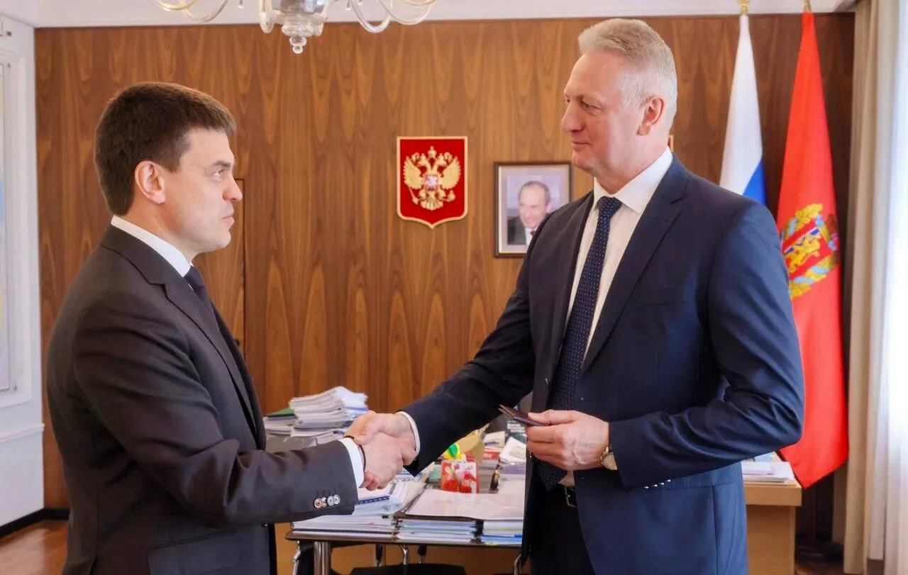 Алексей Маслов новый министр спорта Красноярского края Назначение о котором говорили давно состоялось официально Маслов опытный аппаратчик Был руководителем Октябрьского района Красноярска и начальником департамента главы города При этом он имеет к спорту самое прямое отношение профессиональный волейболист играл за красноярский Дорожник а с 2017 го работал гендиректором ВК Енисей Алексей Маслов сменил на посту министра Дениса Петровского который ушел в отставку в конце апреля Мы в МАКС