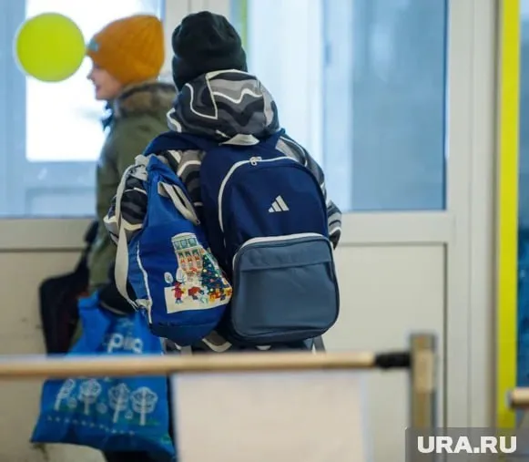 Проверять рюкзаки на входе начали у школьников в Нижнем Тагиле на фоне ЧП на Урале Об этом пишут родители в соцсетях По их словам дежурные учителя просят открывать сумки на входе Как пояснили в департаменте образования это правила установленные ГОСТом еще с 1 января 2025 года просто некоторые школы начали соблюдать их только сейчас Вход через калитки и турникеты строго по пропускам Среди запрещенных предметов оружие боеприпасы и наркотики а также аэрозоли ножницы и даже игрушки имитирующие оружие Если ученик отказывается от досмотра его могут не пустить внутрь Подписаться   Дать буст Мы в MAX