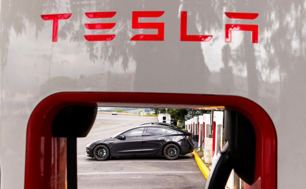 Продажи Tesla рухнули по всей Европе, в Финляндии — более чем на 70%.  Tesla столкнулась с резким падением числа регистраций транспортных средств по всей Европе, при этом в Финляндии за первые семь месяцев 2025 года зафиксировано падение более чем на 70 процентов в годовом исчислении.  С января по июль в Финляндии было зарегистрировано 1092 новых автомобиля Tesla. Годом ранее, согласно официальным данным, этот показатель составлял 1864. Хотя в июле на финском рынке наблюдалось кратковременное восстановление: было зарегистрировано 106 автомобилей Tesla по сравнению с 59 годом ранее, общая тенденция остаётся резко негативной.  В других странах Европы спад был более значительным. В Швеции число регистраций Tesla в июле сократилось на 86%, до всего 163 автомобилей. В Дании продажи упали на 52%, до 336 автомобилей. Во Франции, по данным Reuters, зафиксировано падение на 27%, до 1307 автомобилей.  Напротив, конкурент Polestar зафиксировал всплеск регистраций в Финляндии. С января по июль было зарегистрировано 902 Polestar, что на 180% больше, чем 318 за аналогичный период 2024 года.