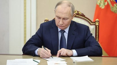 Путин поддержал идею ввести интегральную оценку знаний выпускников школ   Председатель Совета по развитию гражданского общества и правам человека Валерий Фадеев предложил ввести интегральную оценку знаний выпускников школ по некоторым предметам. Президент Владимир Путин поддержал инициативу.  Читать далее