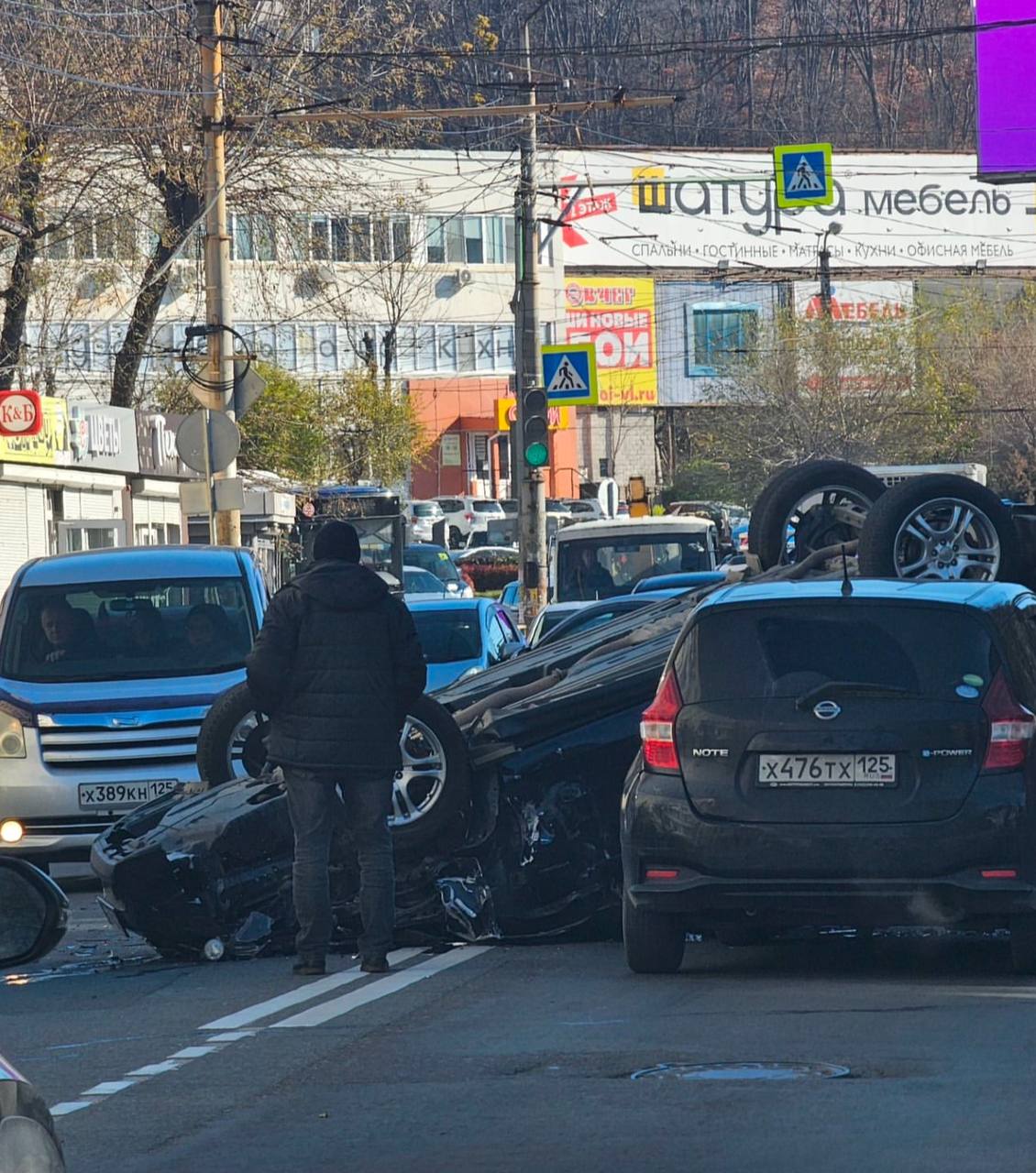 ДТП с переворотом в районе Второй речки.  Сообщается, что на Русской, 88 в районе кольца Багратиона произошло серьёзное ДТП. Один из автомобилей перевернулся. Начали собираться пробки в обоих направлениях.  Источник Новости VL.ru      Прислать материал админу